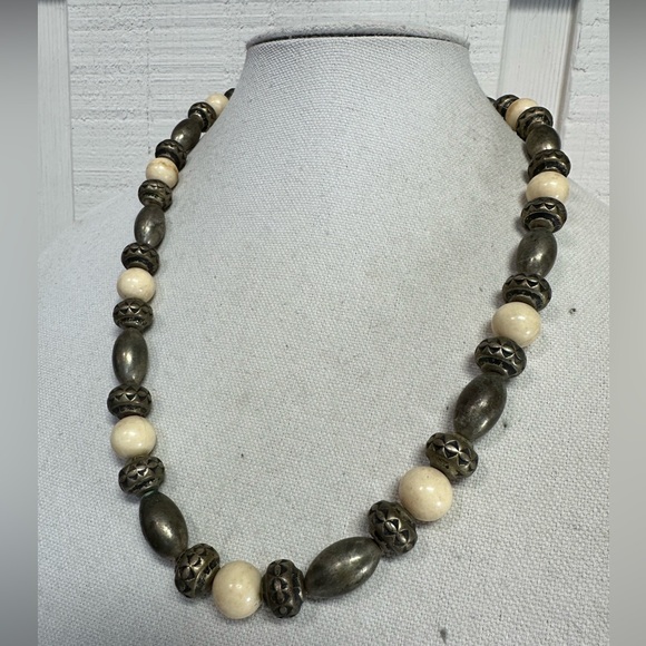 Chunky distressed Chicos vibe style necklace - Picture 2 of 5